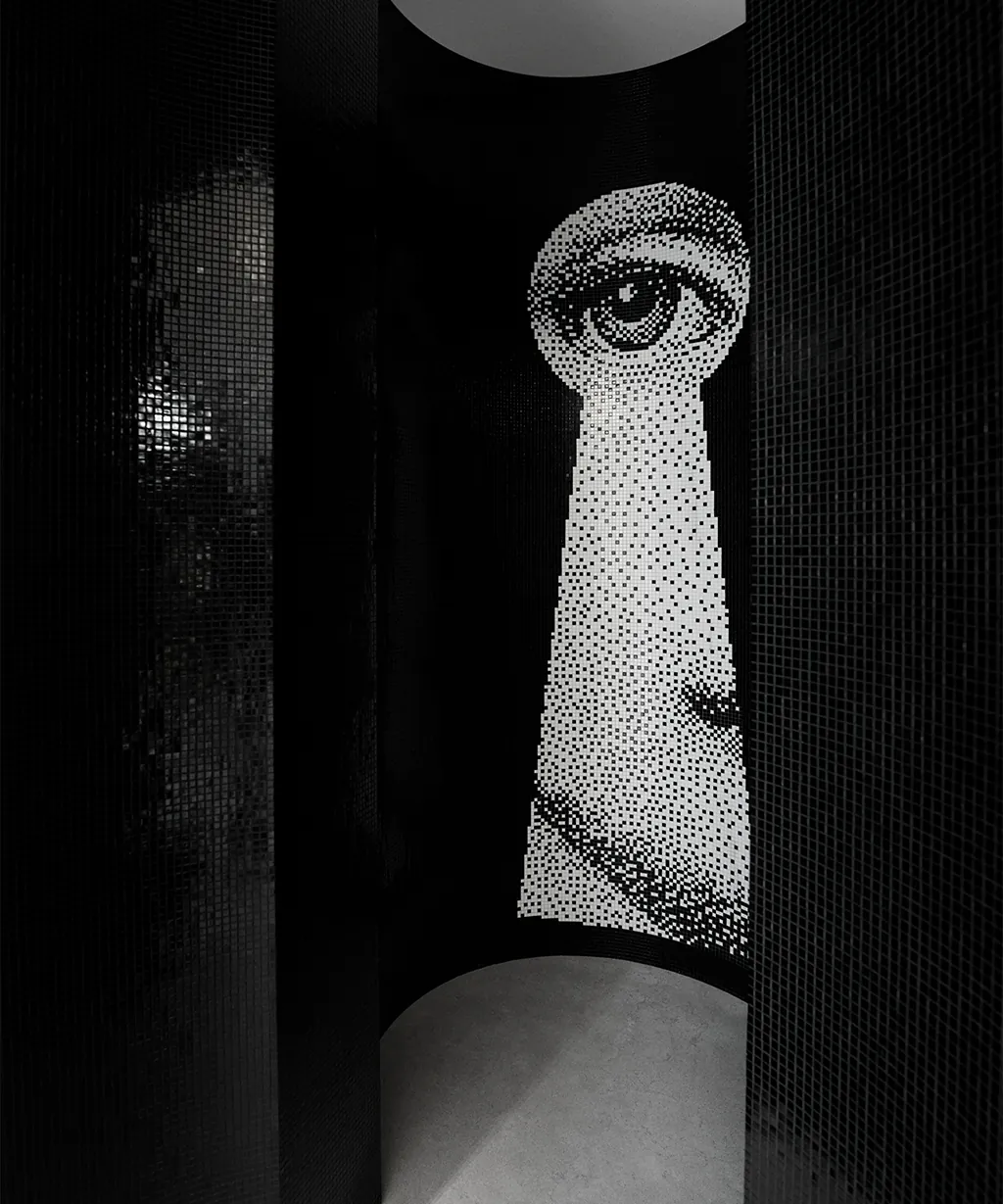 Bisazza mozaïek douche met Fornasetti sleutelgat design, artistieke wandbekleding in zwart-wit