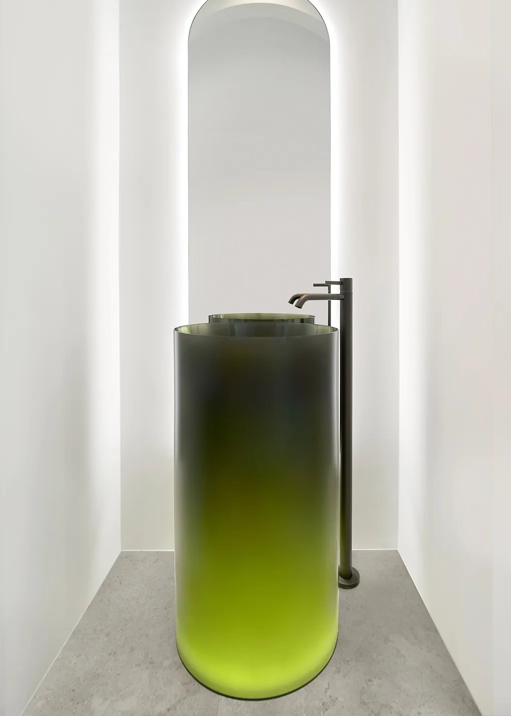 antoniolupi groene wastafel in nis met matte Fantini kraan in gun metal en verlichte spiegel