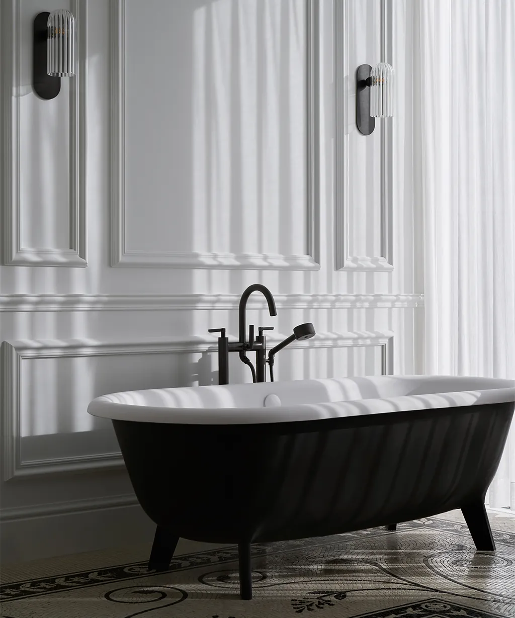 Klassieke luxe badkamer met zwart-wit Sicis mozaïekvloer, vrijstaand Agape Ottocento bad, zwarte Watermarks kraan en Schwung wandlampen met decoratieve lijsten
