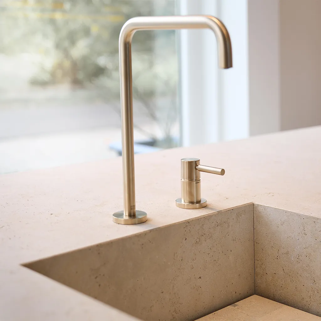 Luxe keuken met travertin, Dornbracht meta square gouden kraan, 22kt goud