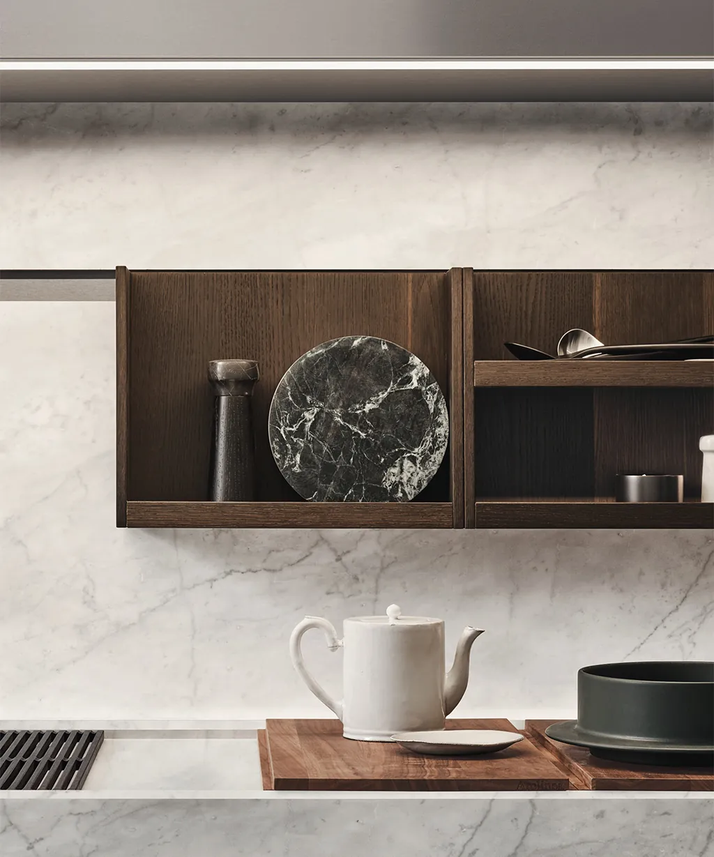 Luxe keuken met bianco carrara marmer achtergwand, Fumé oak planken met accessoires
