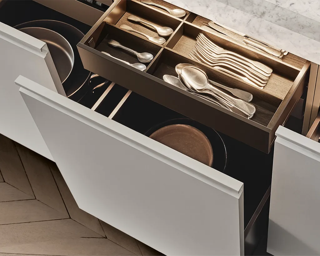 Arclinea besteklade met gouden details, marmeren werkblad